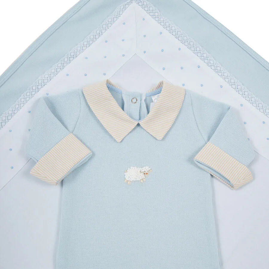 saída maternidade ovelha azul claro em algodão, macacão com bordado de ovelha e gola e punhos listrados