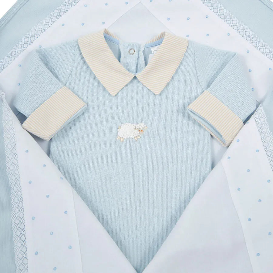 saída maternidade ovelha azul claro em algodão, macacão com bordado de ovelha e gola e punhos listrados