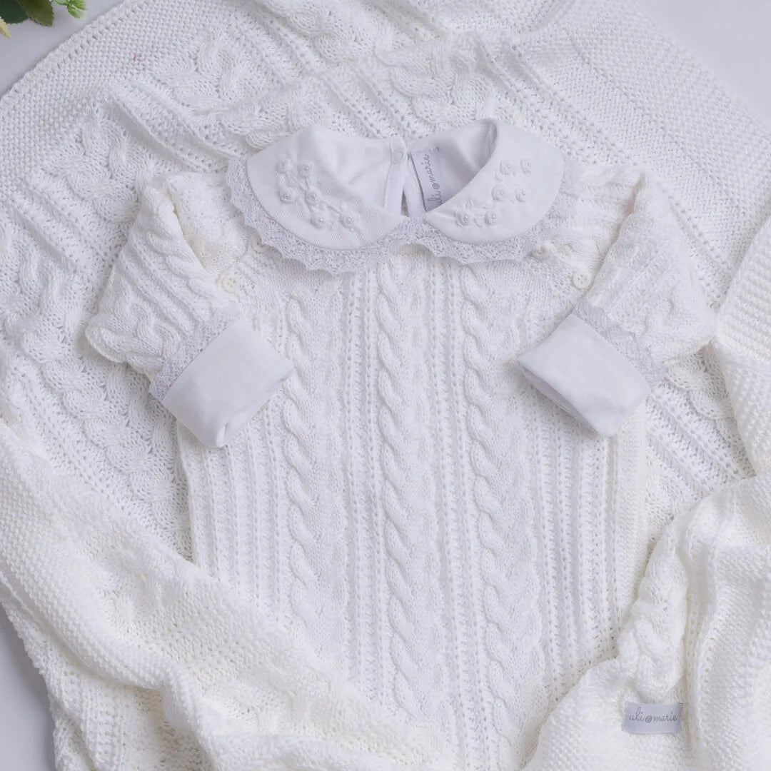 saída maternidade algodão celeste em tricô branco com macacão de tranças e manta combinando dobrada