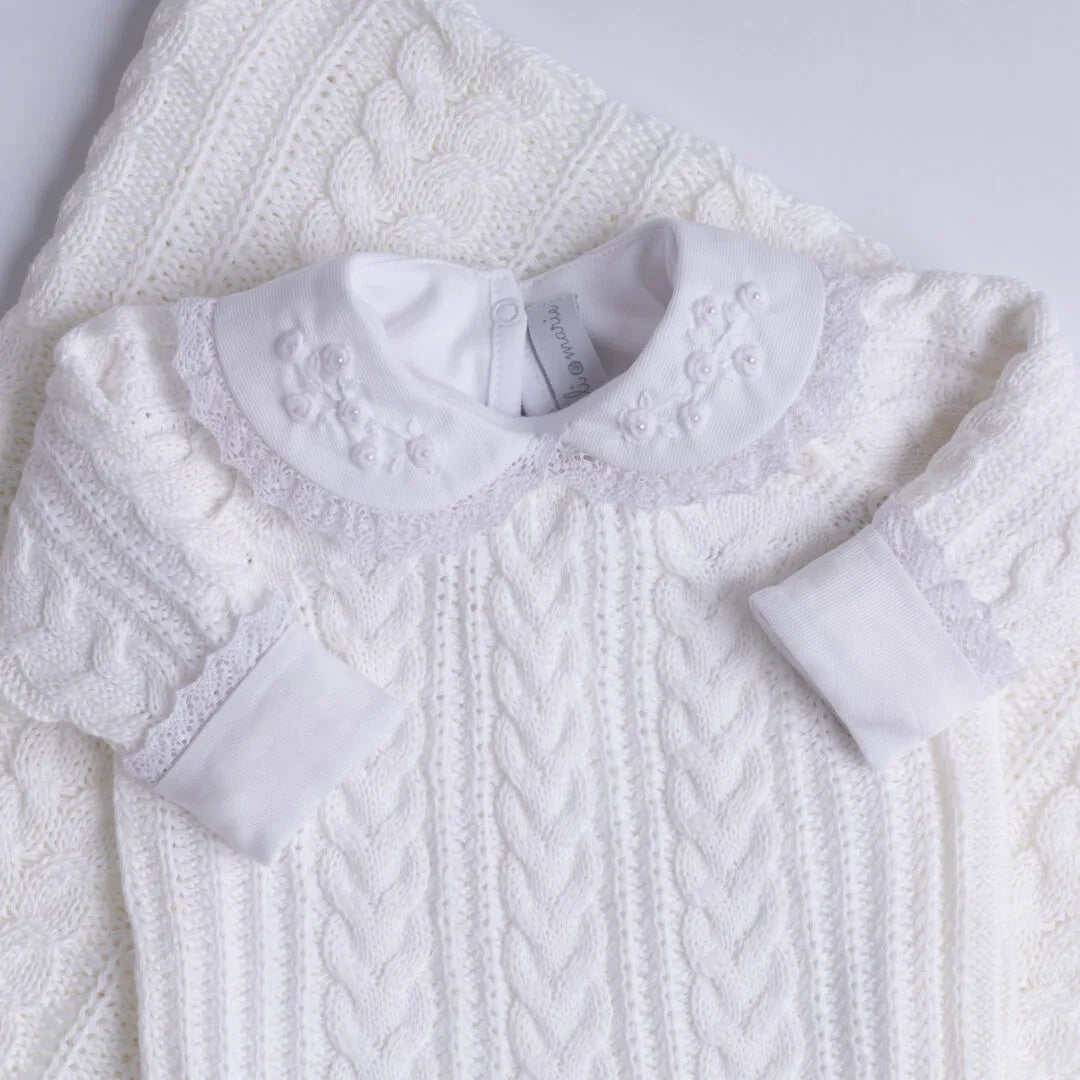 saída maternidade algodão celeste em tricô branco com macacão de tranças e manta combinando dobrada