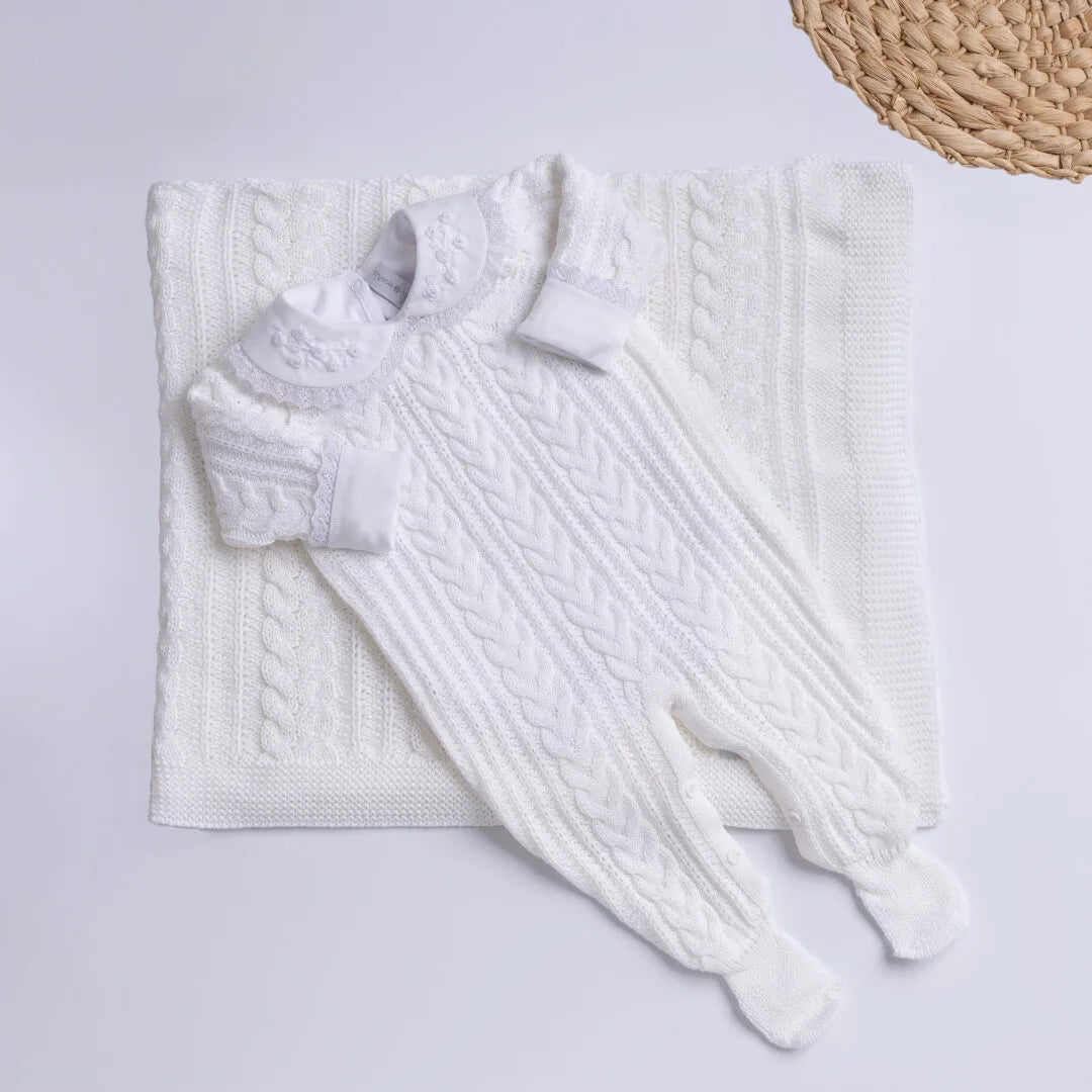 saída maternidade algodão celeste em tricô branco com macacão de tranças e manta combinando dobrada