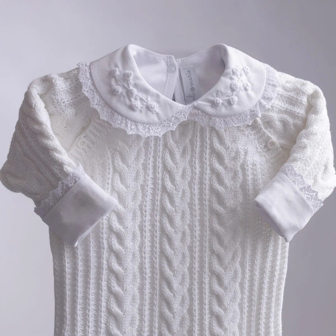 saída maternidade algodão celeste em tricô branco com macacão de tranças e manta combinando dobrada