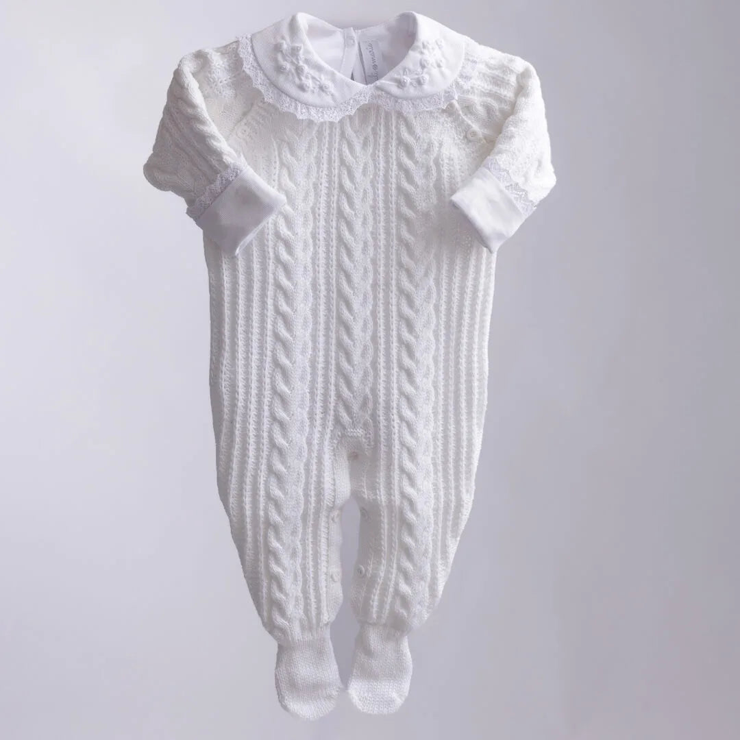 saída maternidade algodão celeste em tricô branco com macacão de tranças e manta combinando dobrada