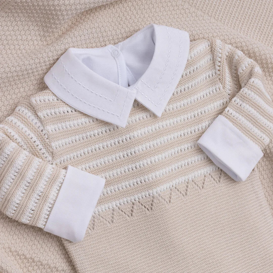 saída maternidade diego areia em tricô com macacão liso e body pontilhado branco sobre manta combinando