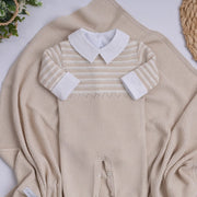 saída maternidade diego areia em tricô com macacão liso e body pontilhado branco sobre manta combinando