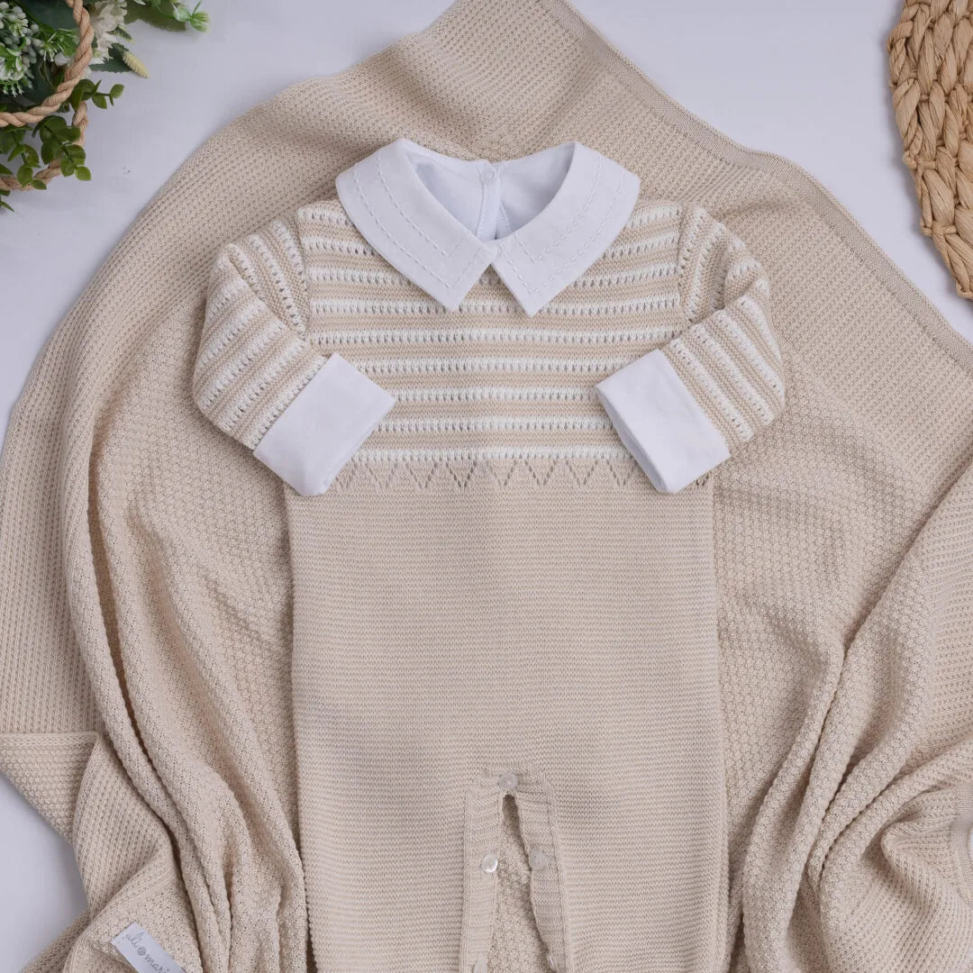 saída maternidade diego areia em tricô com macacão liso e body pontilhado branco sobre manta combinando