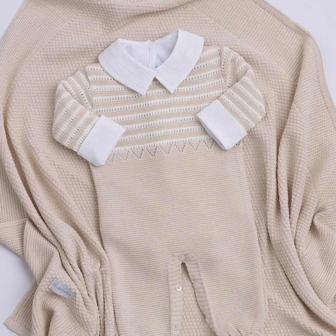 saída maternidade diego areia em tricô com macacão liso e body pontilhado branco sobre manta combinando