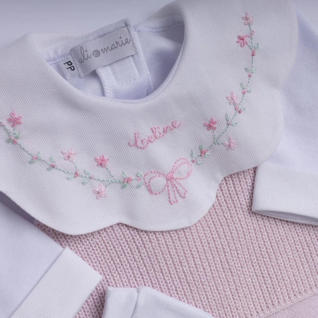 saída maternidade lacinho em tricô rosé com macacão bordado gola delicada, manta listrada, touca e luvas