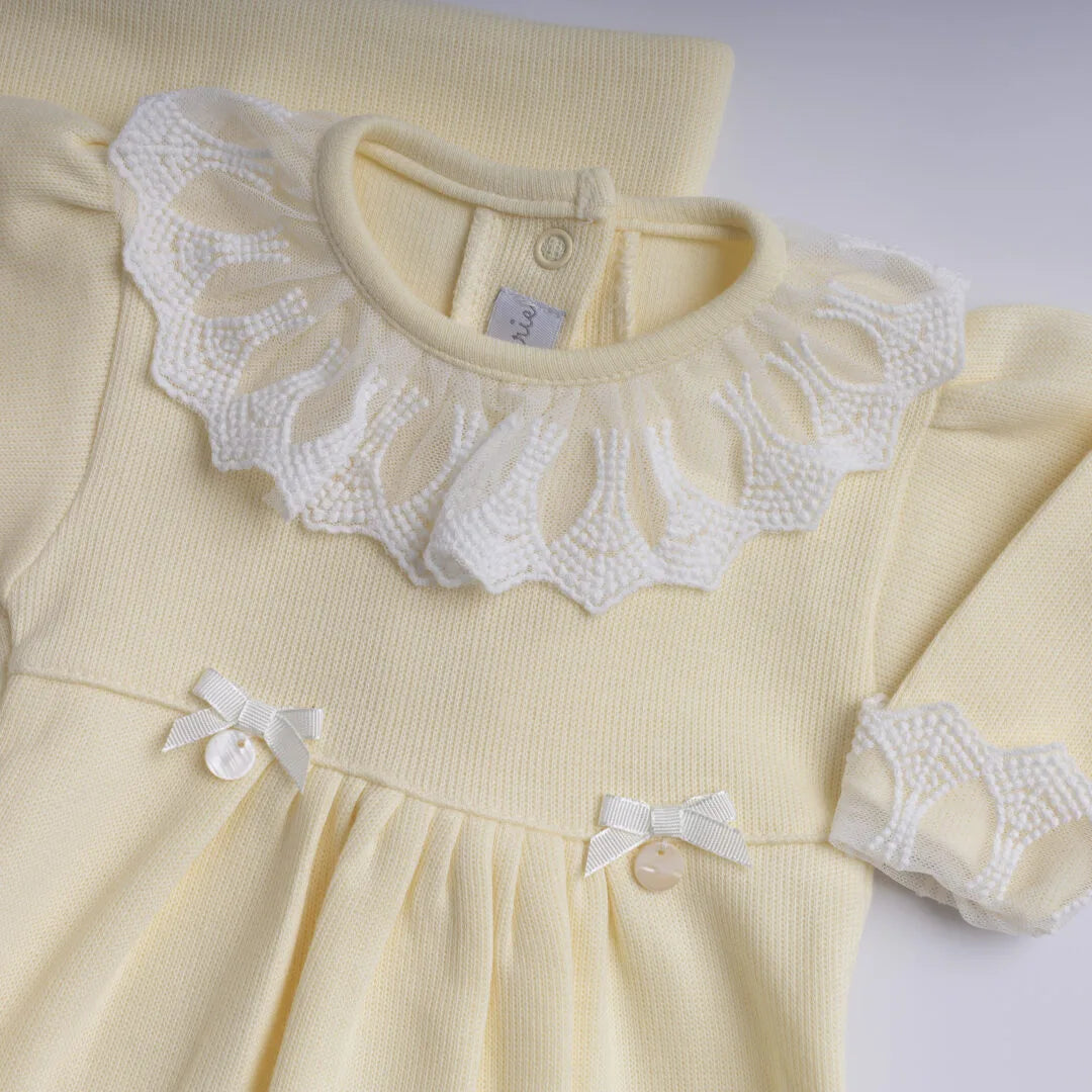 saída maternidade lavinia amarelo bebê com macacão delicado, gola rendada, laços frontais e manta com renda