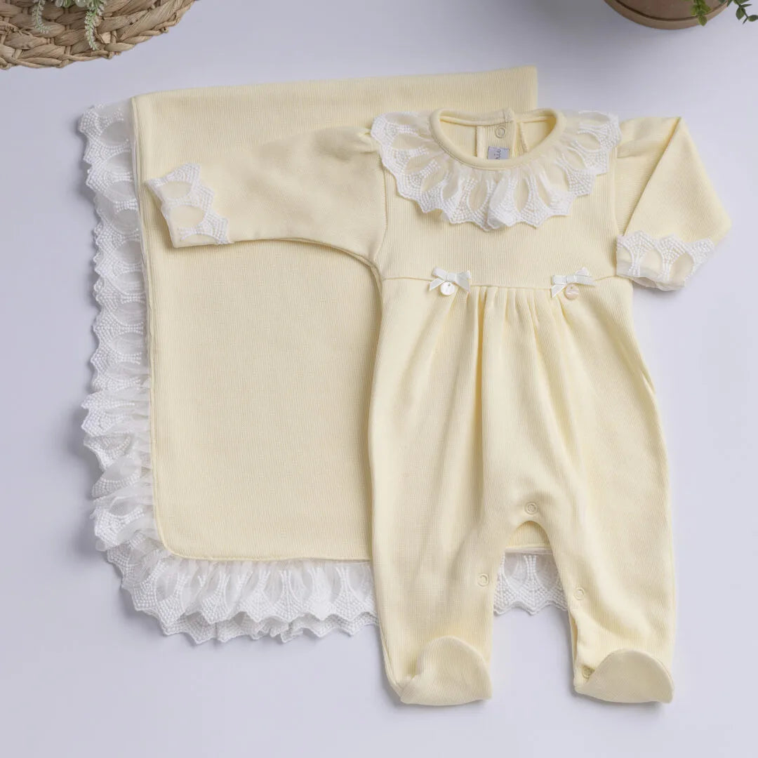 saída maternidade lavinia amarelo bebê com macacão delicado, gola rendada, laços frontais e manta com renda