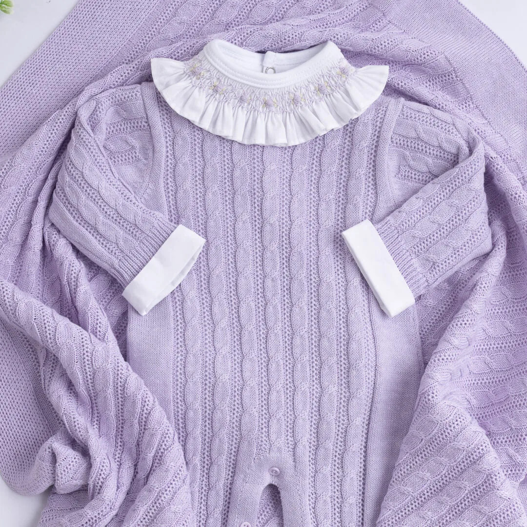 saída maternidade trança lilás em tricô com macacão trabalhado, body com gola casinha de abelha e manta combinando