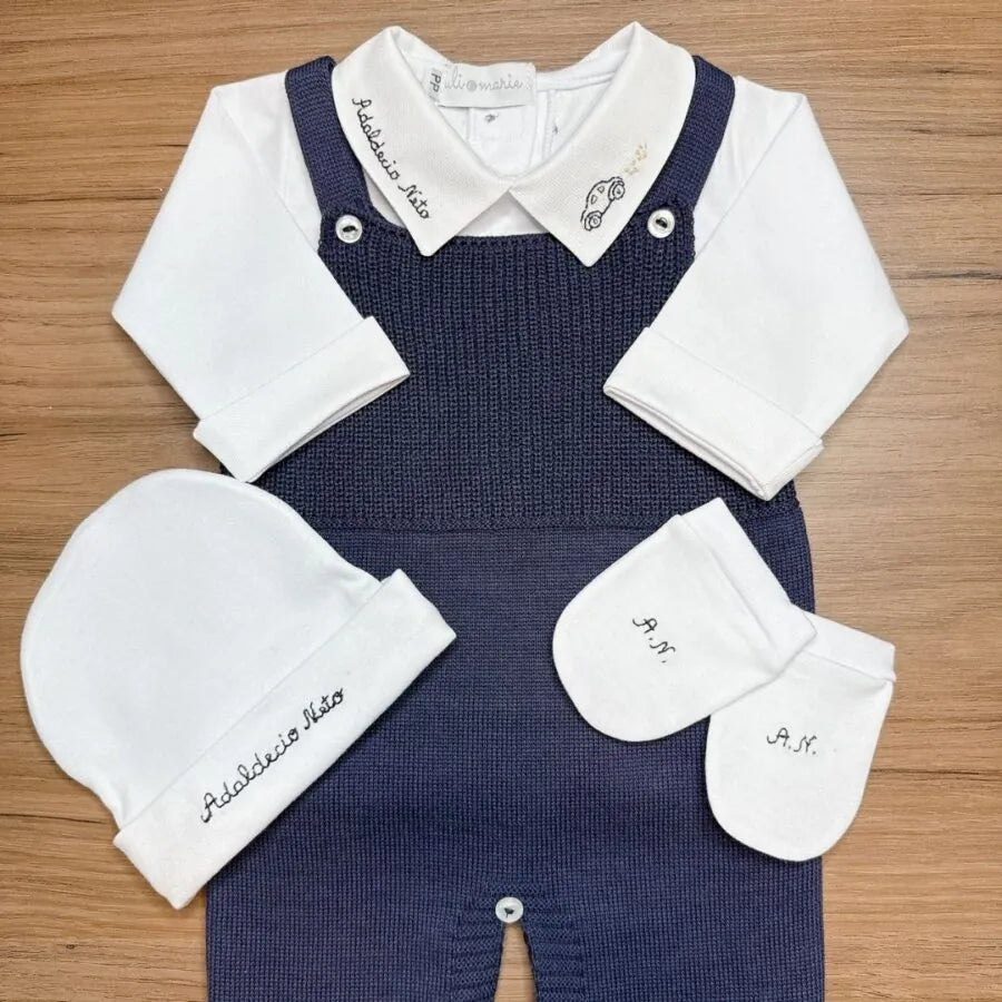 saída maternidade carros personalizada, macacão de tricot azul marinho, body e gorro branco