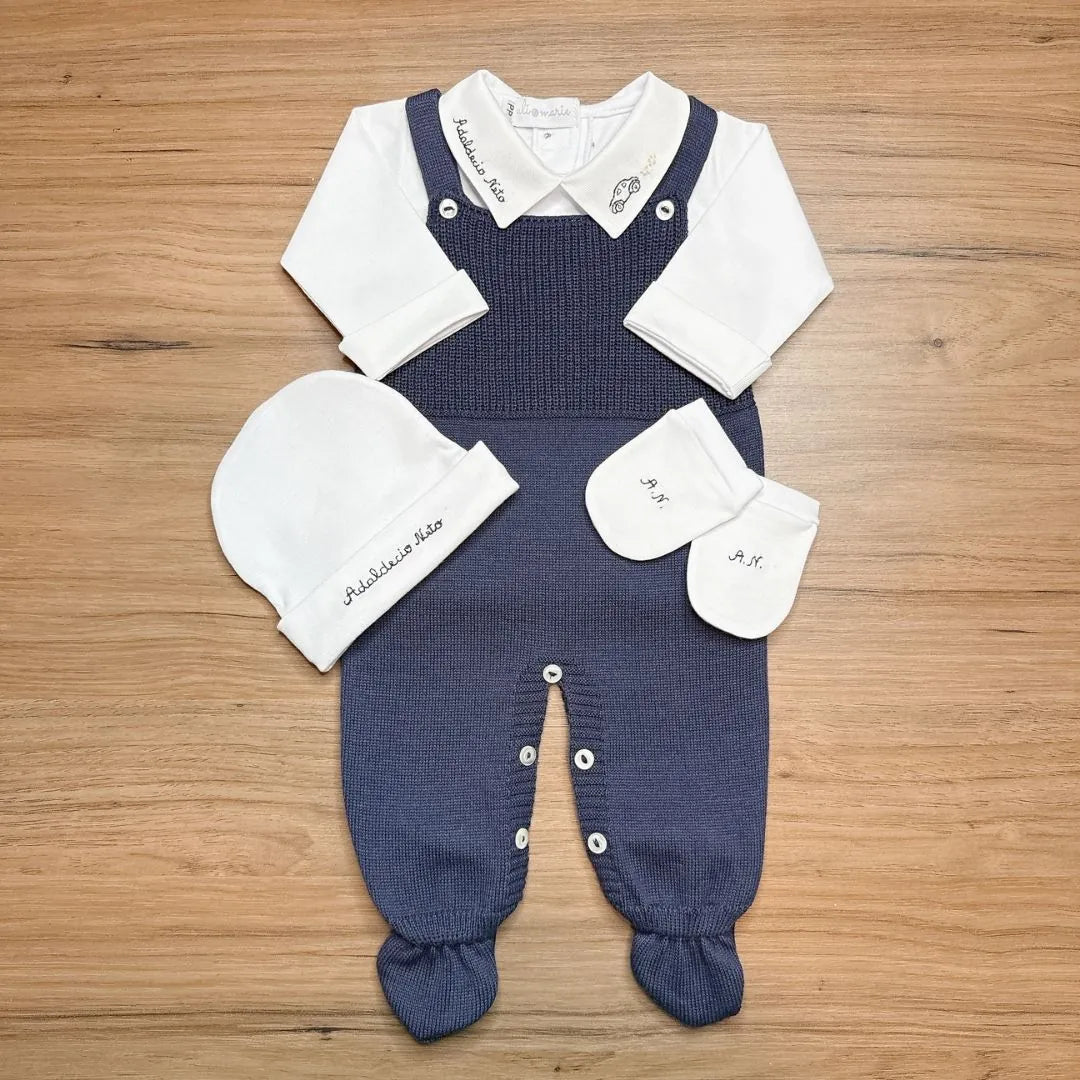 saída maternidade carros personalizada, macacão de tricot azul marinho, body e gorro branco