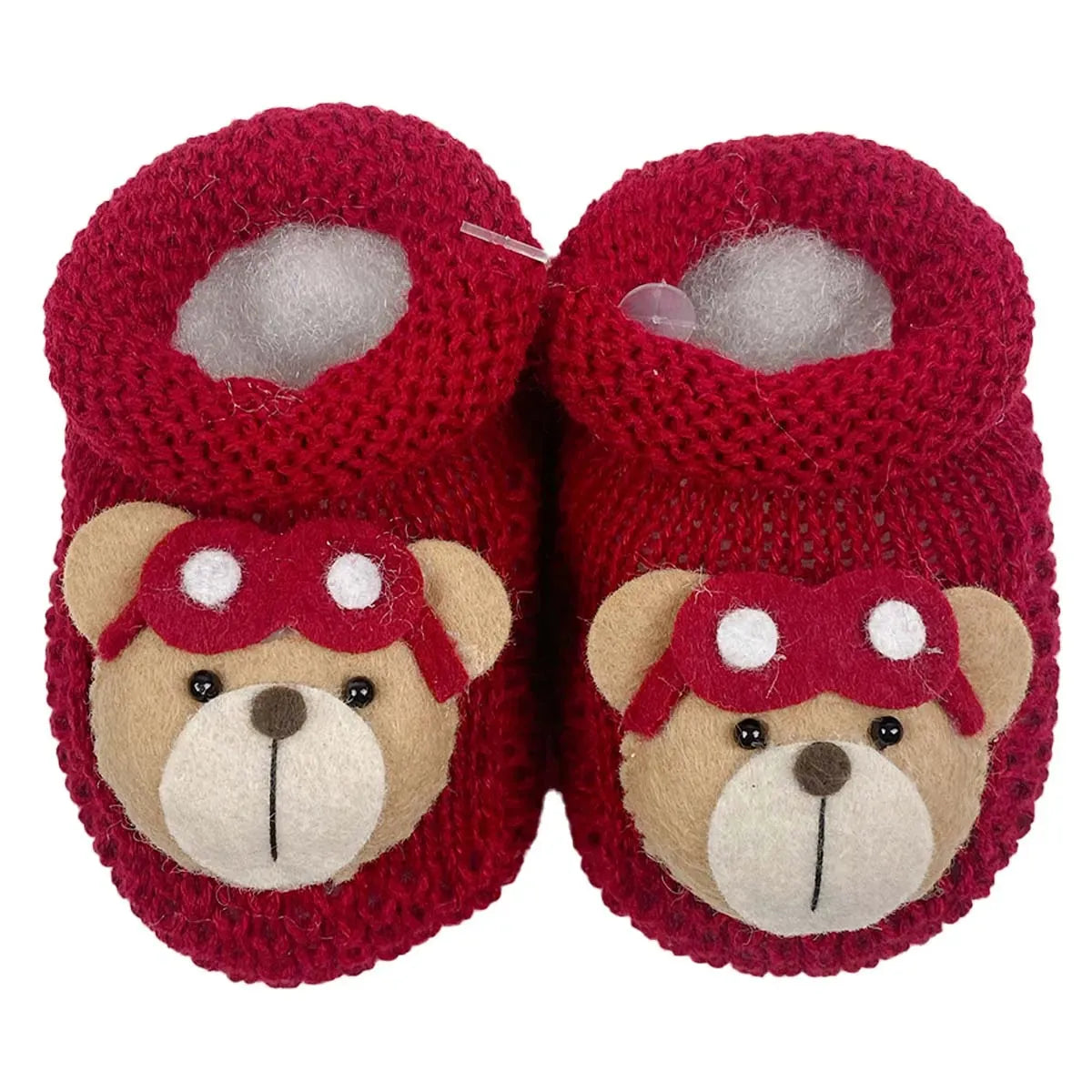 par de sapatinhos de tricô vermelho para bebê com aplique de rosto de ursinho usando máscara de aviador