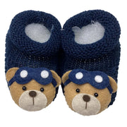 par de sapatinhos de tricô azul marinho para bebê com aplique de rosto de ursinho usando óculos de aviador