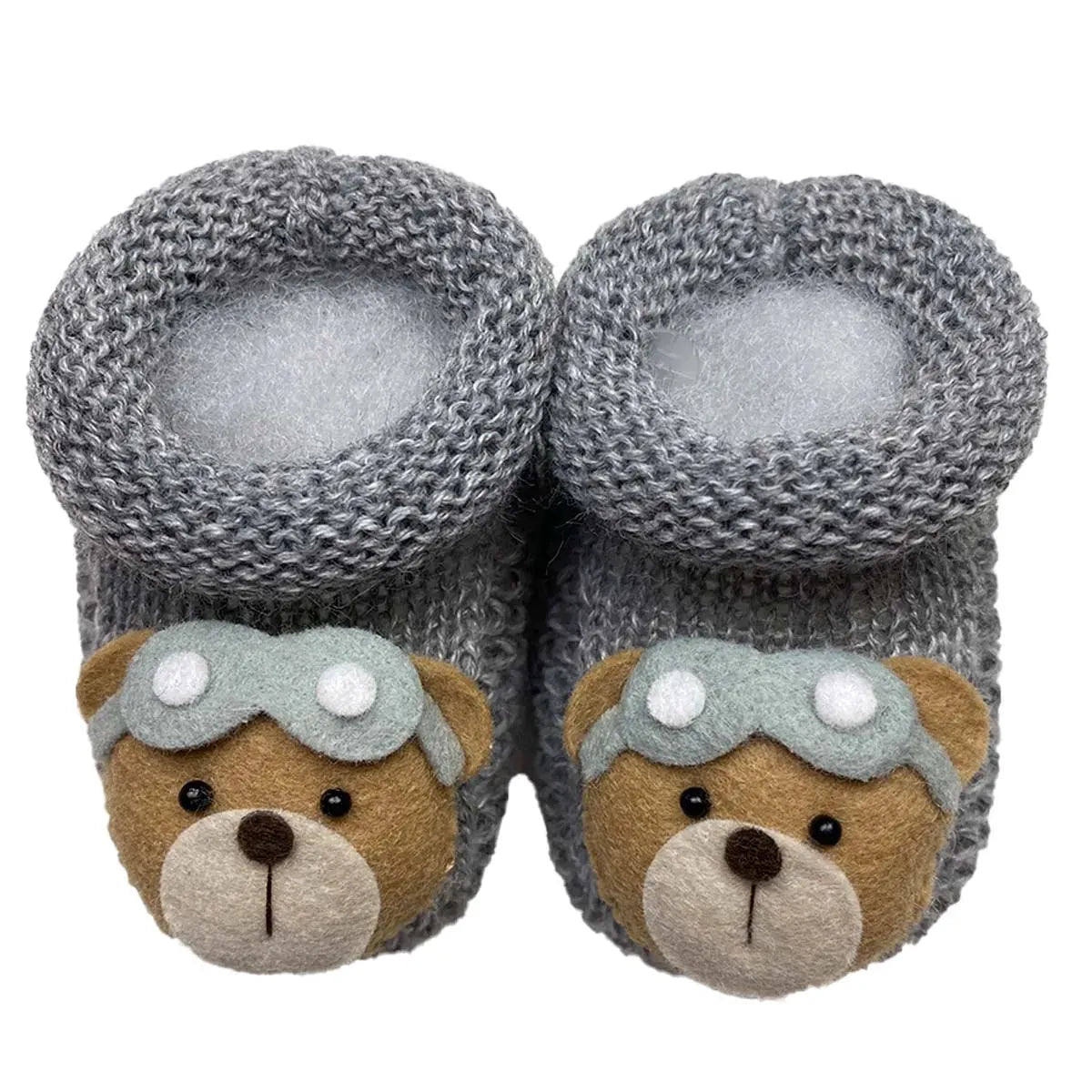 sapatinho aviador cinza em tricô com aplique frontal de ursinho aviador em feltro, macio e confortável para o bebê