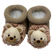 par de sapatinhos de tricô bege com aplique de leãozinho de feltro e lã na parte frontal, para bebê