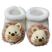 par de sapatinhos de tricô branco com aplique de leãozinho com crina em lã rosa claro na frente, para bebê