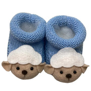 sapatinho ovelha azul bebê em tricô, com aplique de ovelhinha em feltro na parte frontal, quentinho e confortável para proteger os pezinhos do bebê com charme