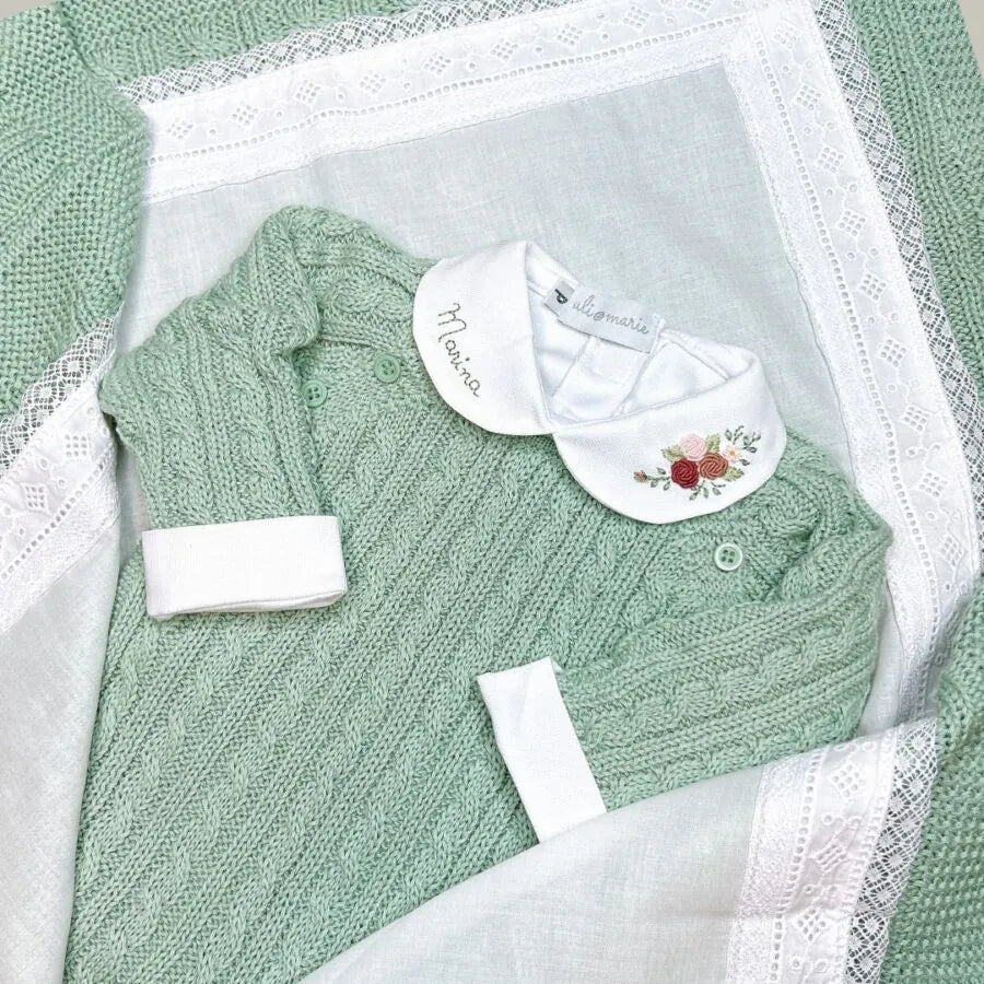 vira manta classic branca com detalhe de bordado inglês e rendado delicado na barra inferior do tecido liso