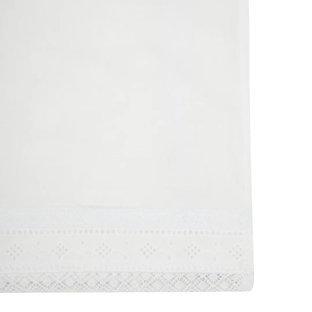 vira manta classic branca com detalhe de bordado inglês e rendado delicado na barra inferior do tecido liso