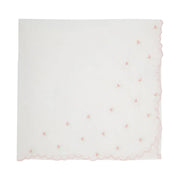 vira manta floral rosa branca com borda ondulada rosa claro e pequenos bordados de florzinhas rosas