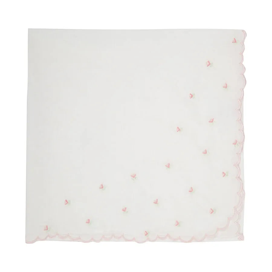 vira manta floral rosa branca com borda ondulada rosa claro e pequenos bordados de florzinhas rosas