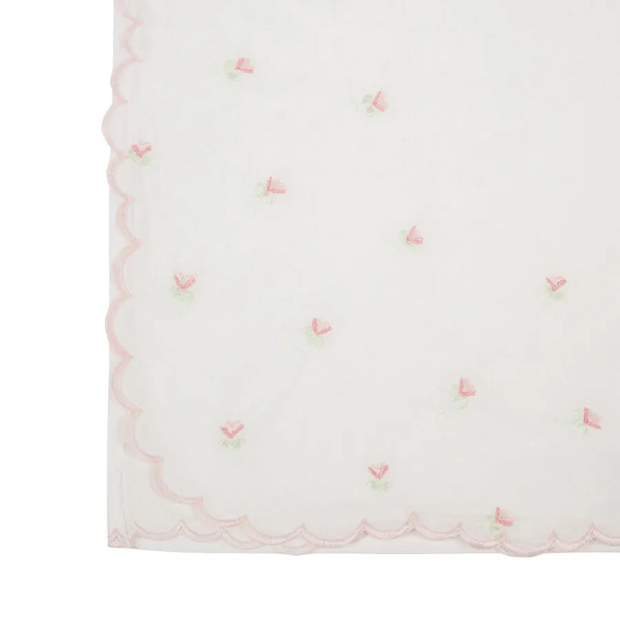 vira manta floral rosa branca com borda ondulada rosa claro e pequenos bordados de florzinhas rosas