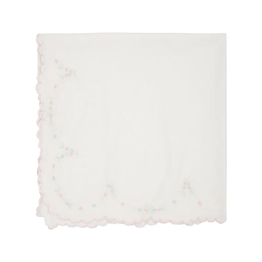 vira manta branca com bordado floral rosa e azul em formato de guirlanda e babado com borda ondulada