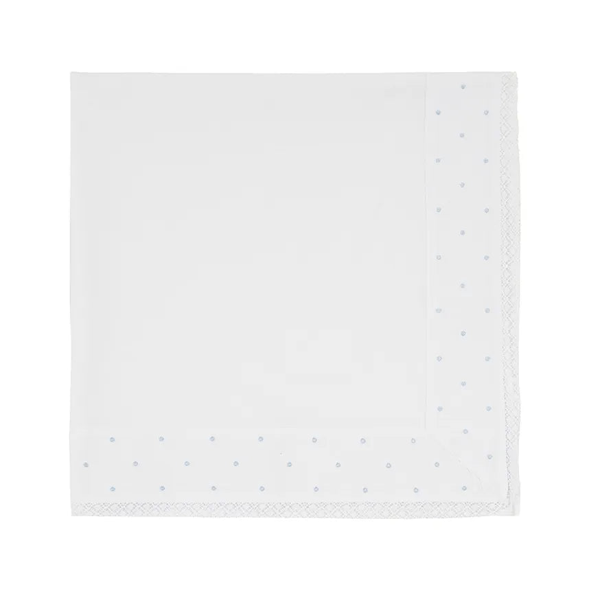 vira manta poá azul bebê branca com estampa de bolinhas azuis claras e renda branca na borda lateral