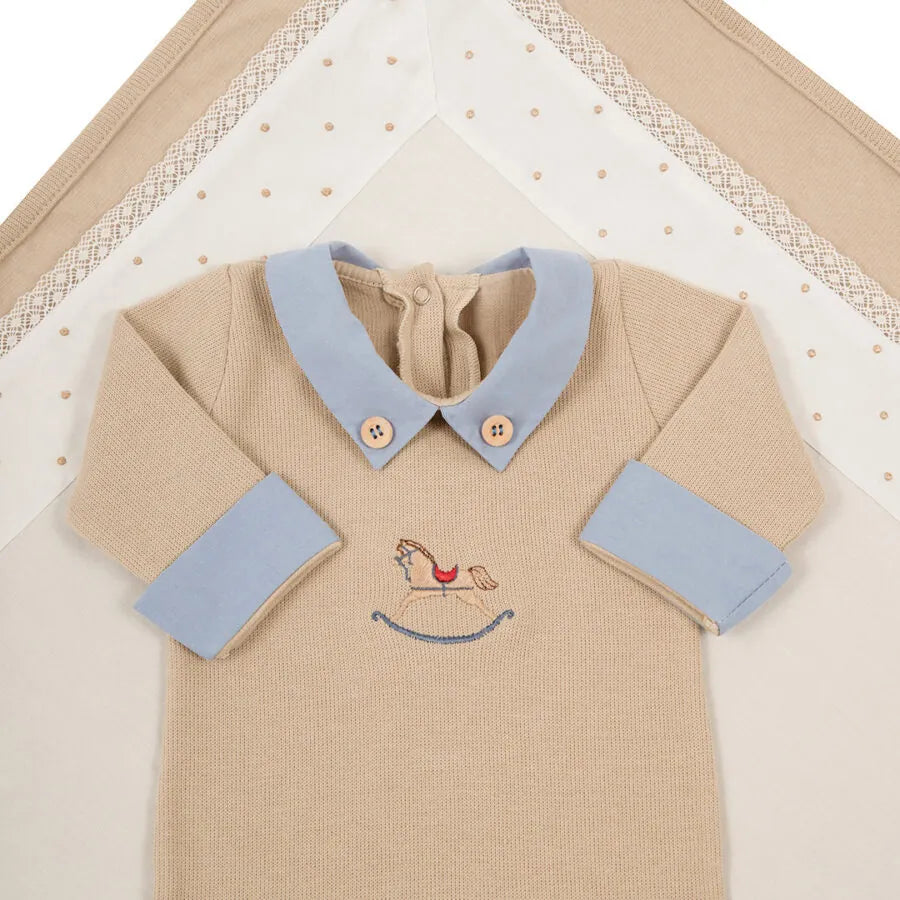 vira manta poá bege com detalhe de bordado de bolinhas e renda branca sobreposta no macacão de tricô