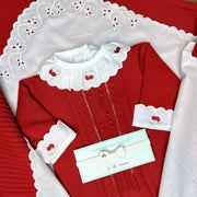 vira manta rechilieu branca com bordado em relevo e bordas recortadas no canto superior direito