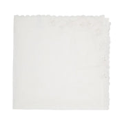 vira manta rechilieu branca com bordado em relevo e bordas recortadas no canto superior direito