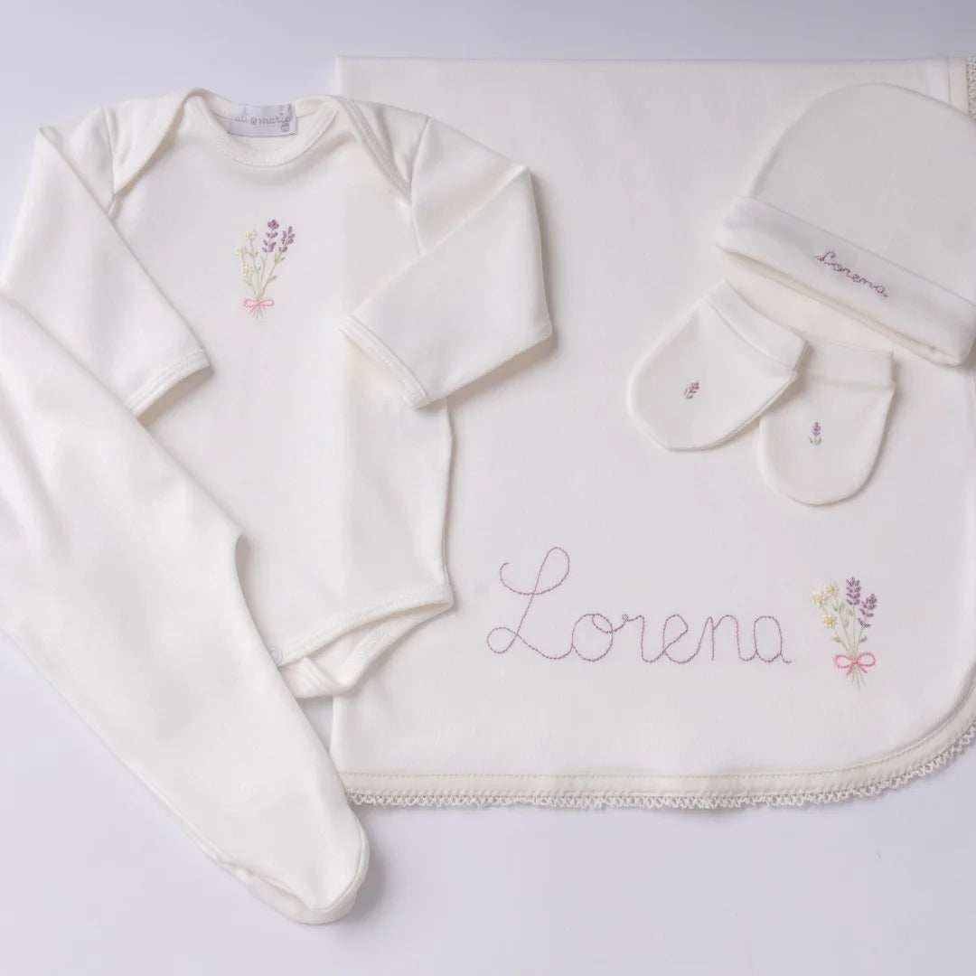 body lorena menina personalizado off-white com conjunto bebê incluindo body calça manta gorro e luvas com bordado floral lilás