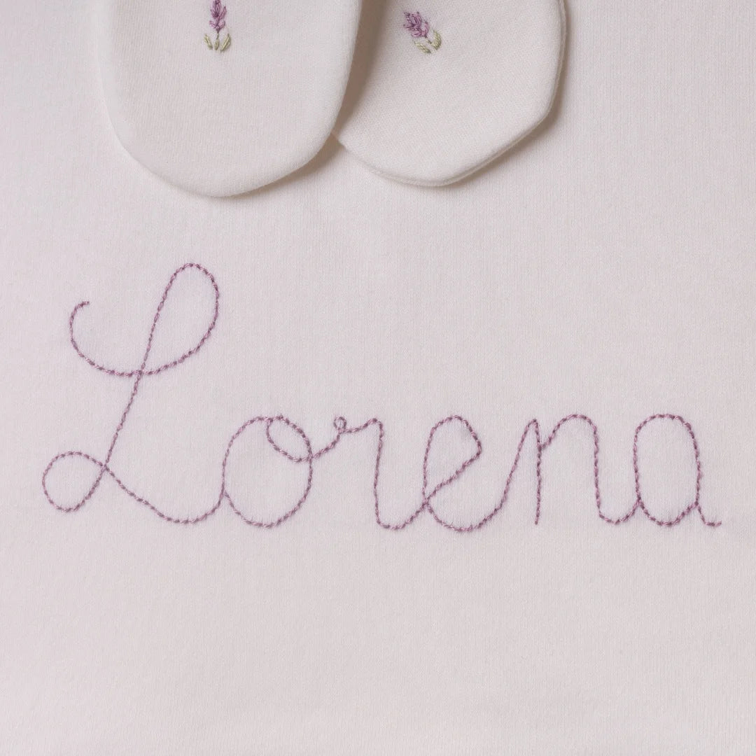 body lorena menina personalizado off-white com conjunto bebê incluindo body calça manta gorro e luvas com bordado floral lilás