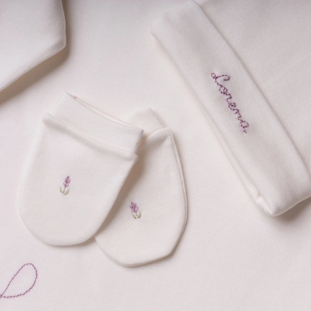 body lorena menina personalizado off-white com conjunto bebê incluindo body calça manta gorro e luvas com bordado floral lilás