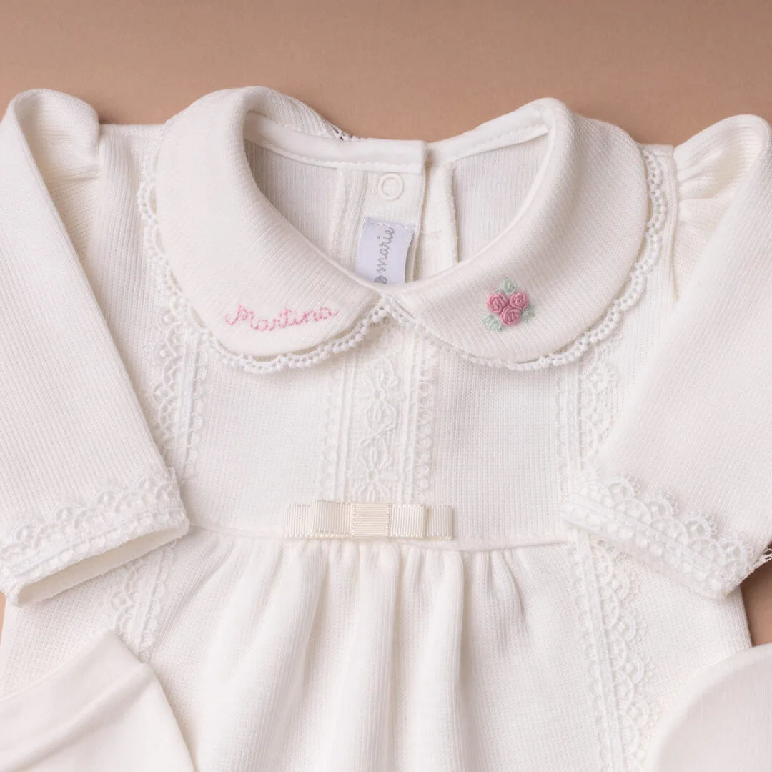 body martina menina personalizado off-white com gola bordada renda delicada e conjunto bebê com gorro e luvas