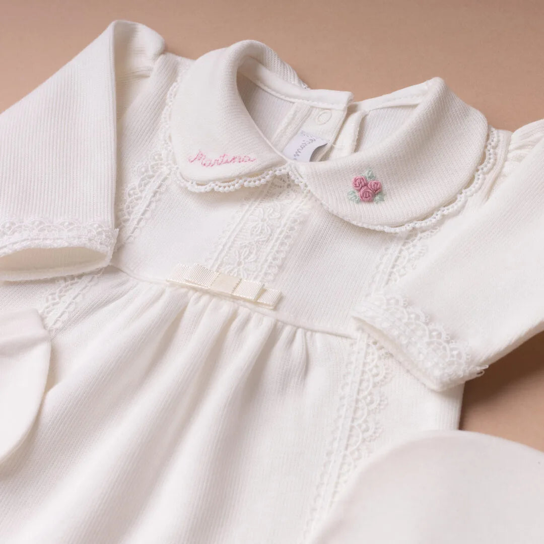 body martina menina personalizado off-white com gola bordada renda delicada e conjunto bebê com gorro e luvas