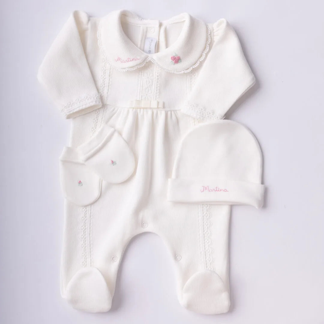 body martina menina personalizado off-white com gola bordada renda delicada e conjunto bebê com gorro e luvas
