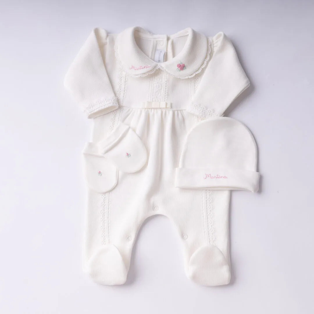body martina menina personalizado off-white com gola bordada renda delicada e conjunto bebê com gorro e luvas