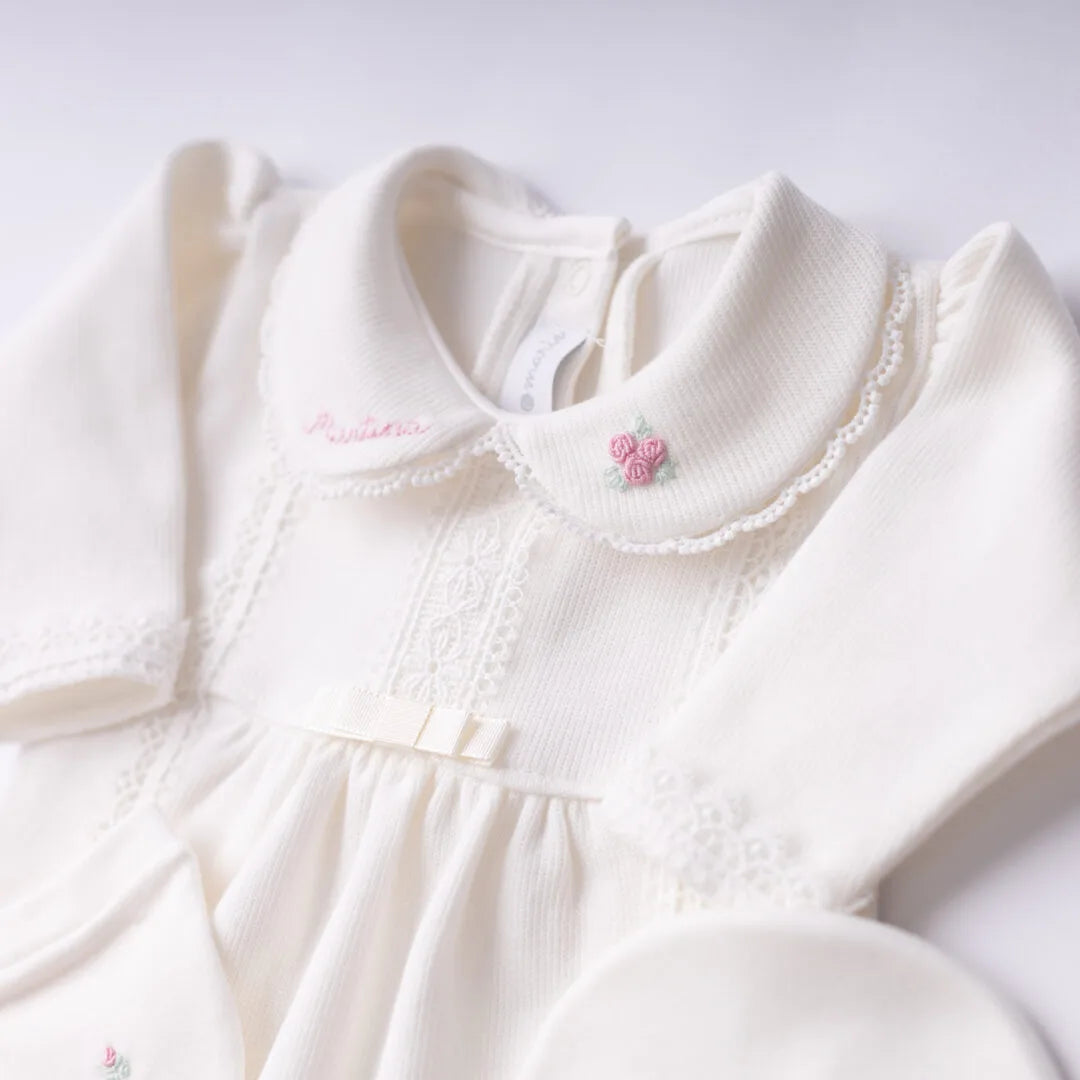 body martina menina personalizado off-white com gola bordada renda delicada e conjunto bebê com gorro e luvas