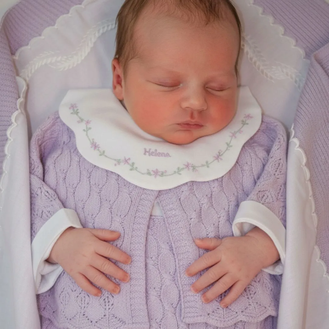 body personalizado encanto rosa bebê em tricô lilás com gola bordada vista em close com bebê dormindo